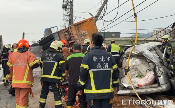 ▲鶯歌八德路連環車禍，6人受困。（圖／記者陸運陞翻攝）