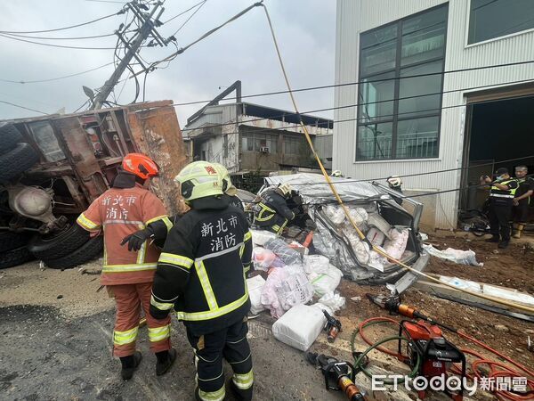 ▲鶯歌八德路連環車禍，6人受困。（圖／記者陸運陞翻攝）