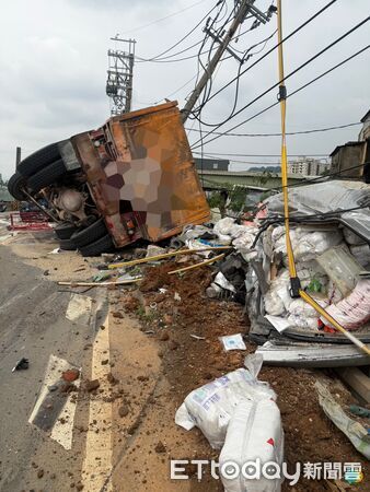 ▲鶯歌八德路連環車禍，6人受困。（圖／記者陸運陞翻攝）