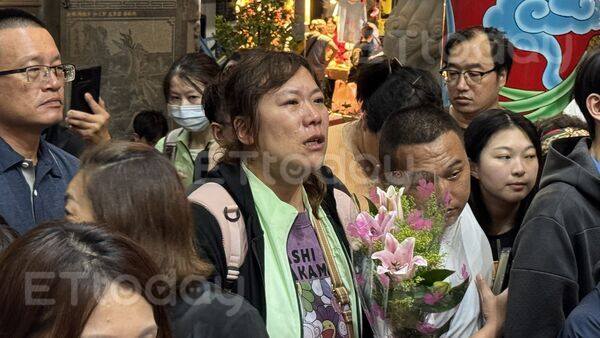 粉紅超跑顯神蹟！夫病危插管「妻跪求媽祖」　3年後康復現身還願