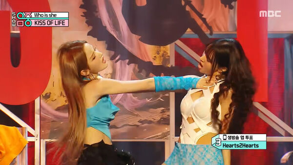 ▲▼ KISS OF LIFE編舞「抓脖下體互頂」遭罵！粉絲嚇壞　成員親自回應 。（圖／翻攝自MBC）