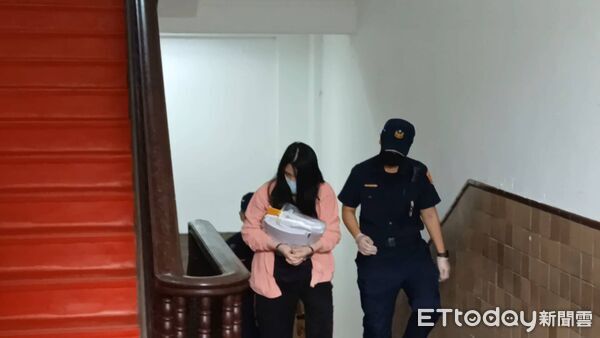 ▲▼女房東張淑晶入獄4年後再度出庭，但她大熱天穿著粉紅色外套，雙手上手銬還抱著大疊資料，撇過臉以頭髮遮住臉，不露出正面。（圖／記者吳銘峯攝）