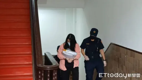 ▲▼女房東張淑晶入獄4年後再度出庭，但她大熱天穿著粉紅色外套，雙手上手銬還抱著大疊資料，撇過臉以頭髮遮住臉，不露出正面。（圖／記者吳銘峯攝）