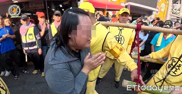 ▲▼獨／媳哭求白沙屯媽祖尋獲婆婆遺體　地點在超靈「水流屍仙姑廟」前。（圖／翻攝白沙屯媽祖進香直播）