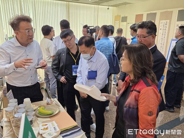 ▲南台灣紡織研發聯盟成立20周年，舉辦會員大會展示產業轉型成果。（記者林東良翻攝，下同）