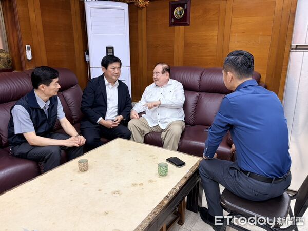 ▲▼             國民黨副主席李乾龍的座車爆出遭裝追蹤器，新北警副局長林武宏親自拜訪詢問案情。（圖／記者陸運陞翻攝，下同）