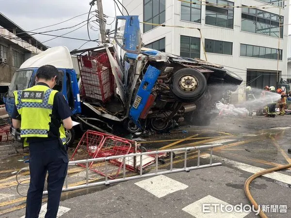 ▲陳男駕駛大貨車突然煞車失靈，追撞前方小貨車，造成10車追撞事故。（圖／記者陸運陞翻攝）