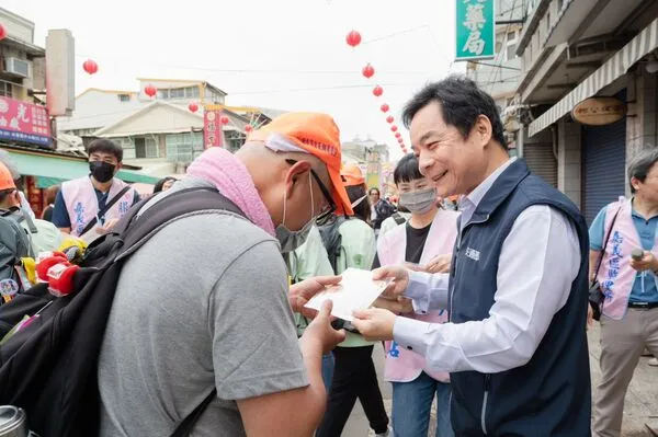 ▲▼交通部政務次長伍勝園視察白沙屯媽祖進香疏運情況及發放結緣品。（圖／交通部提供）