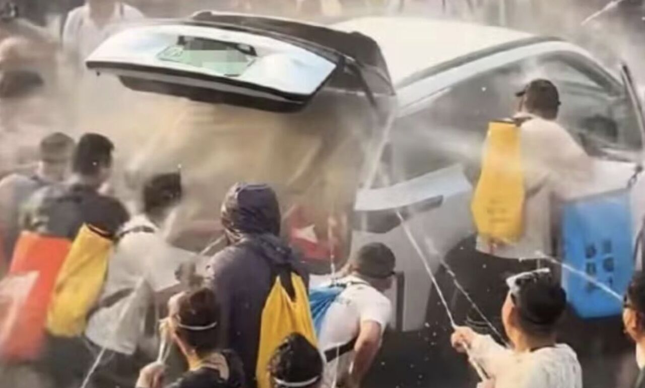 西雙版納潑水節路人開車門使勁潑 車內全濕還有一處冒煙