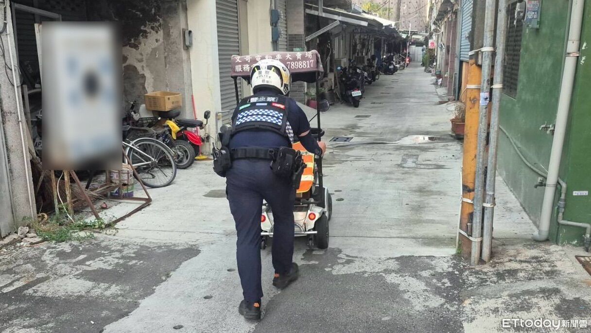 87歲翁電動代步器半路沒電 潮州警徒手推百公斤機具送返家