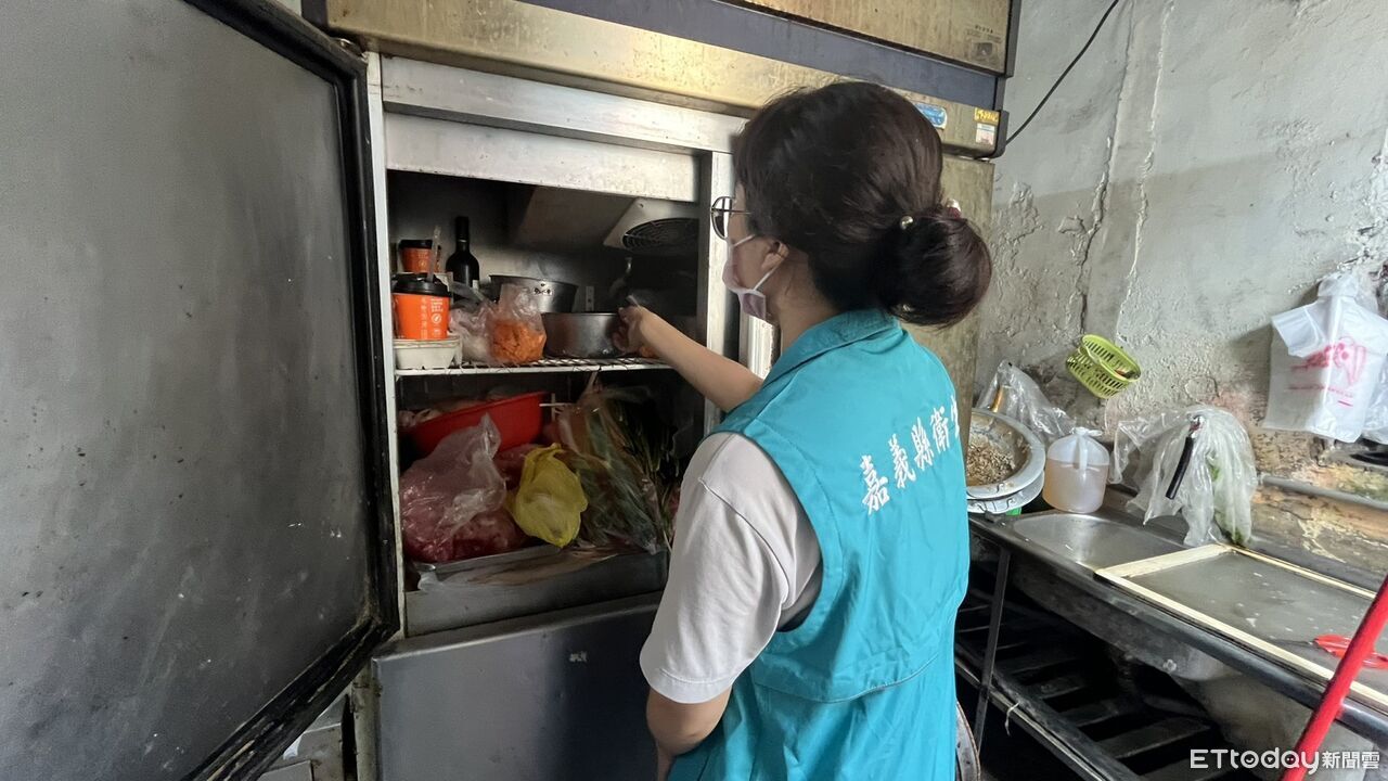 嘉義縣朴子市便當店餐點赫見蟑螂 衛生局稽查揪多項缺失