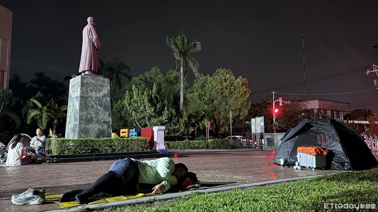 獨/香燈腳夜裡的堅持!有人躺神明旁入睡...校園騎樓一片帳篷海