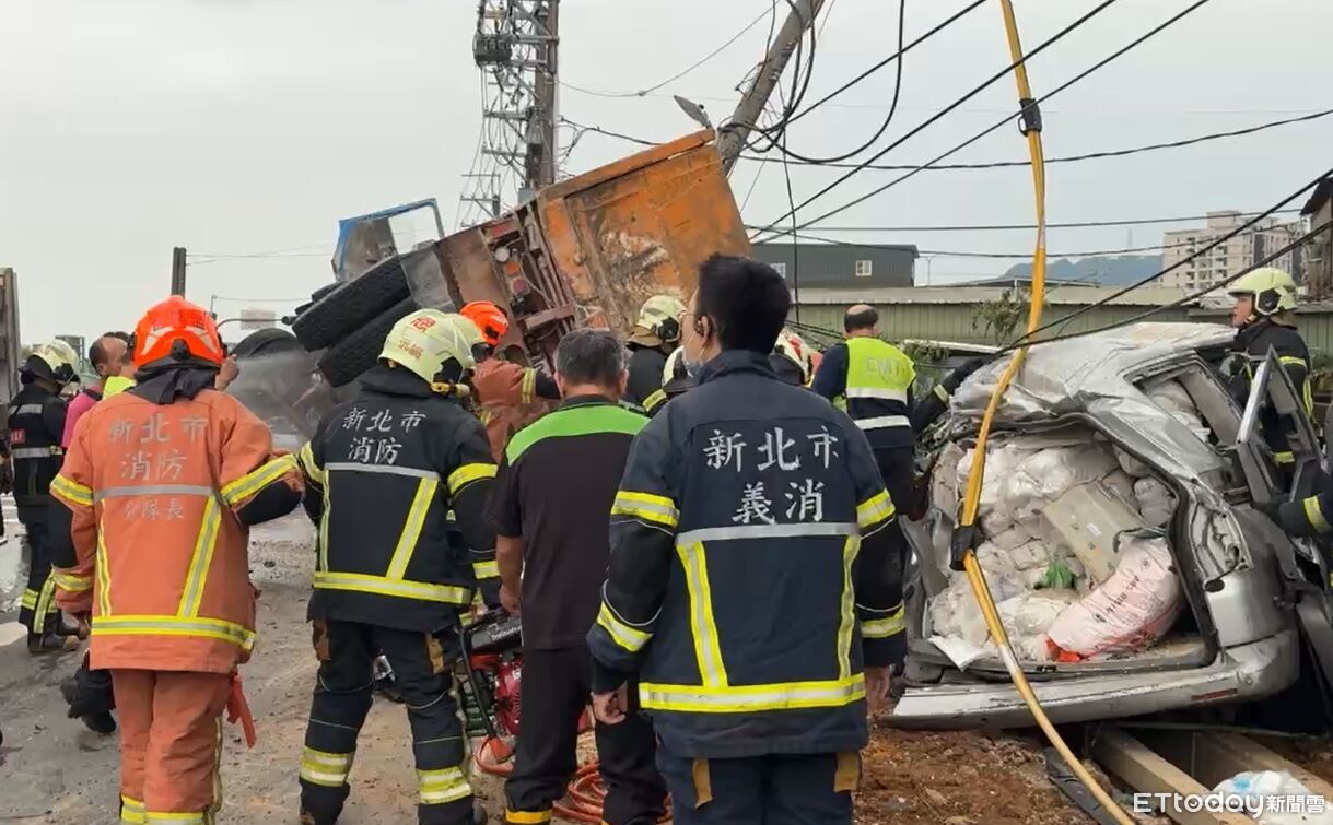 快訊/鶯歌嚴重車禍!砂石車翻覆連環撞...3男2女1嬰受困搶救中