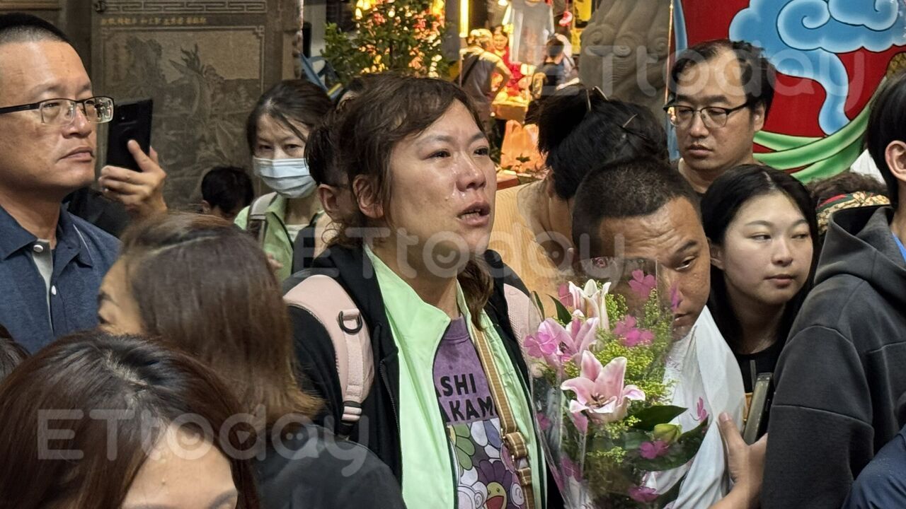 粉紅超跑顯神蹟!夫病危插管「妻跪求媽祖」 3年後康復現身還願
