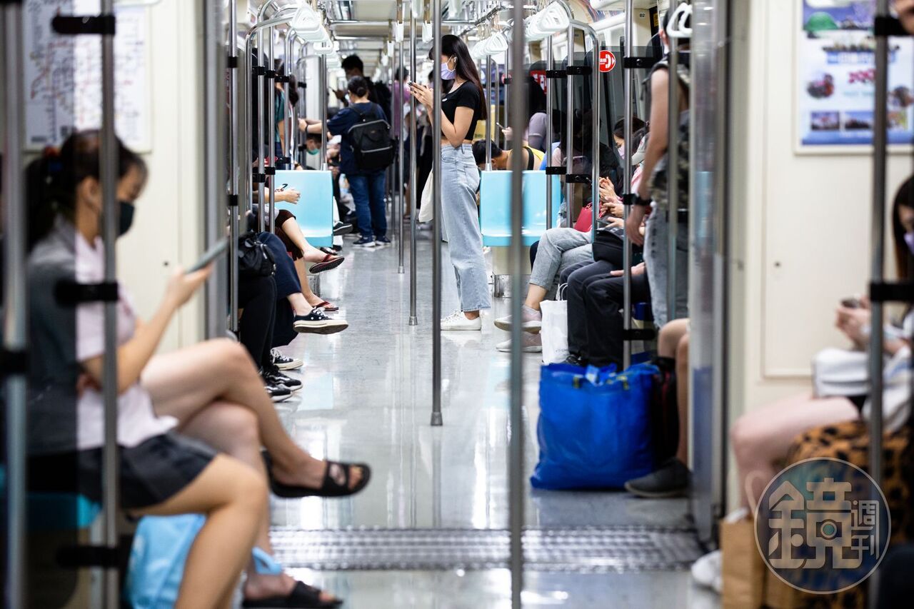 懷孕不適!女醫詢問優先席學生可否讓座 她怨:就是要讓人不敢坐