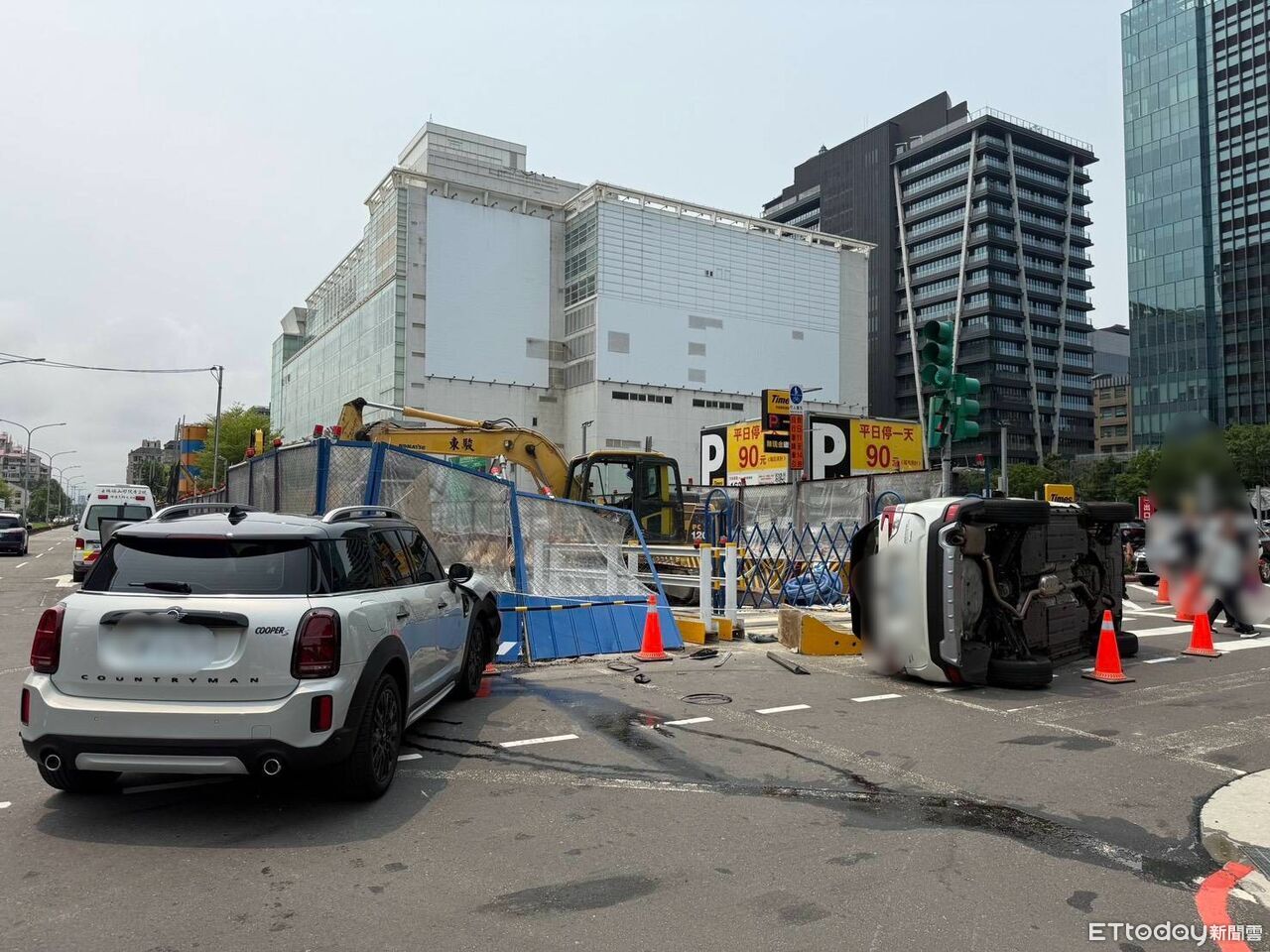 北市mini cooper女駕駛闖紅燈!休旅車遭撞翻衝進捷運工程圍籬