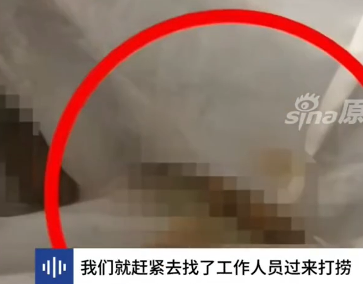 ▲▼工作人員打撈上來的糞便。（圖／翻攝自微博）
