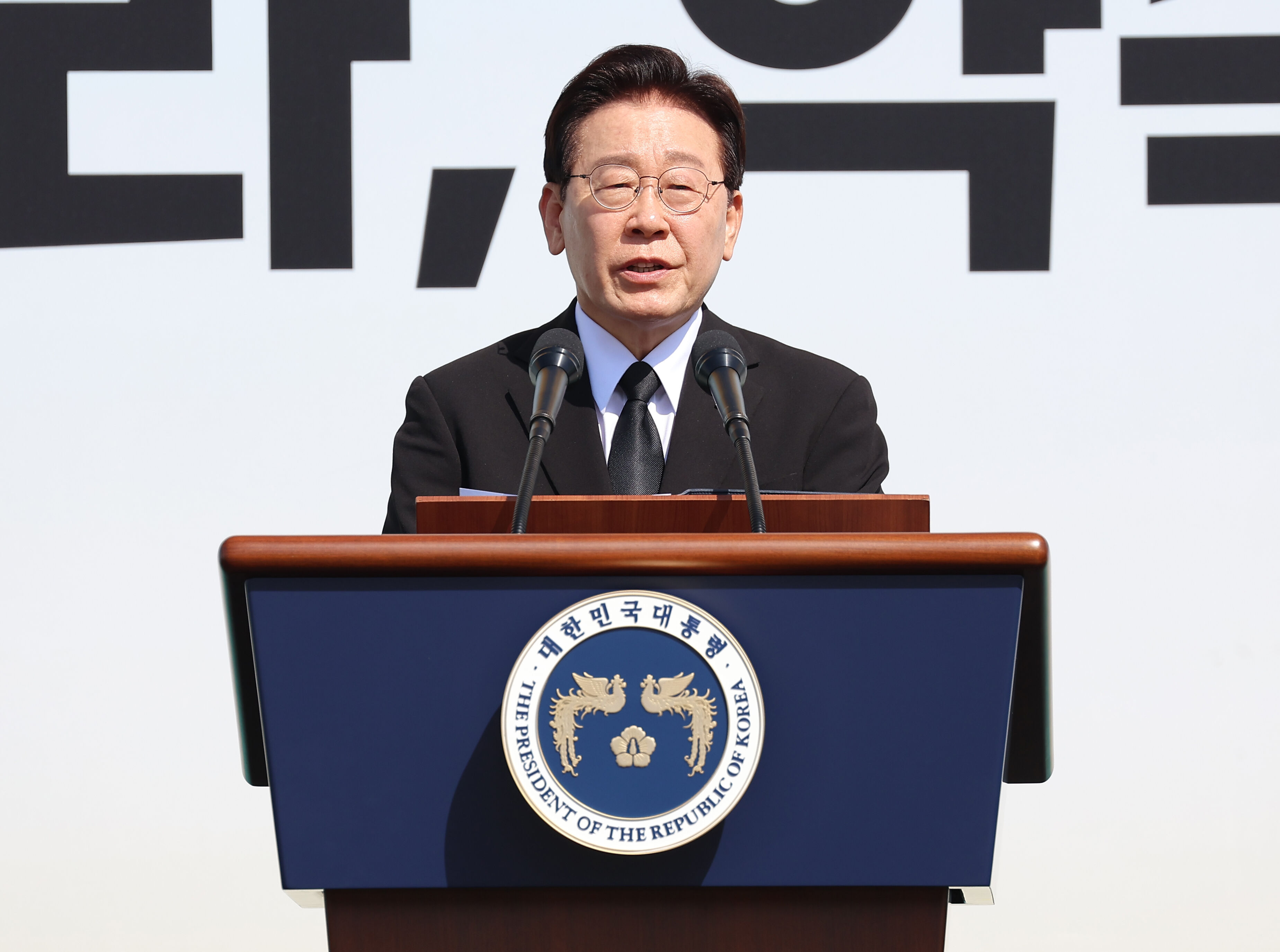 ▲▼南韓總統李在明、第一夫人金惠景16日前往京畿道安山市，出席世越號船難12周年紀念儀式。（圖／達志影像）