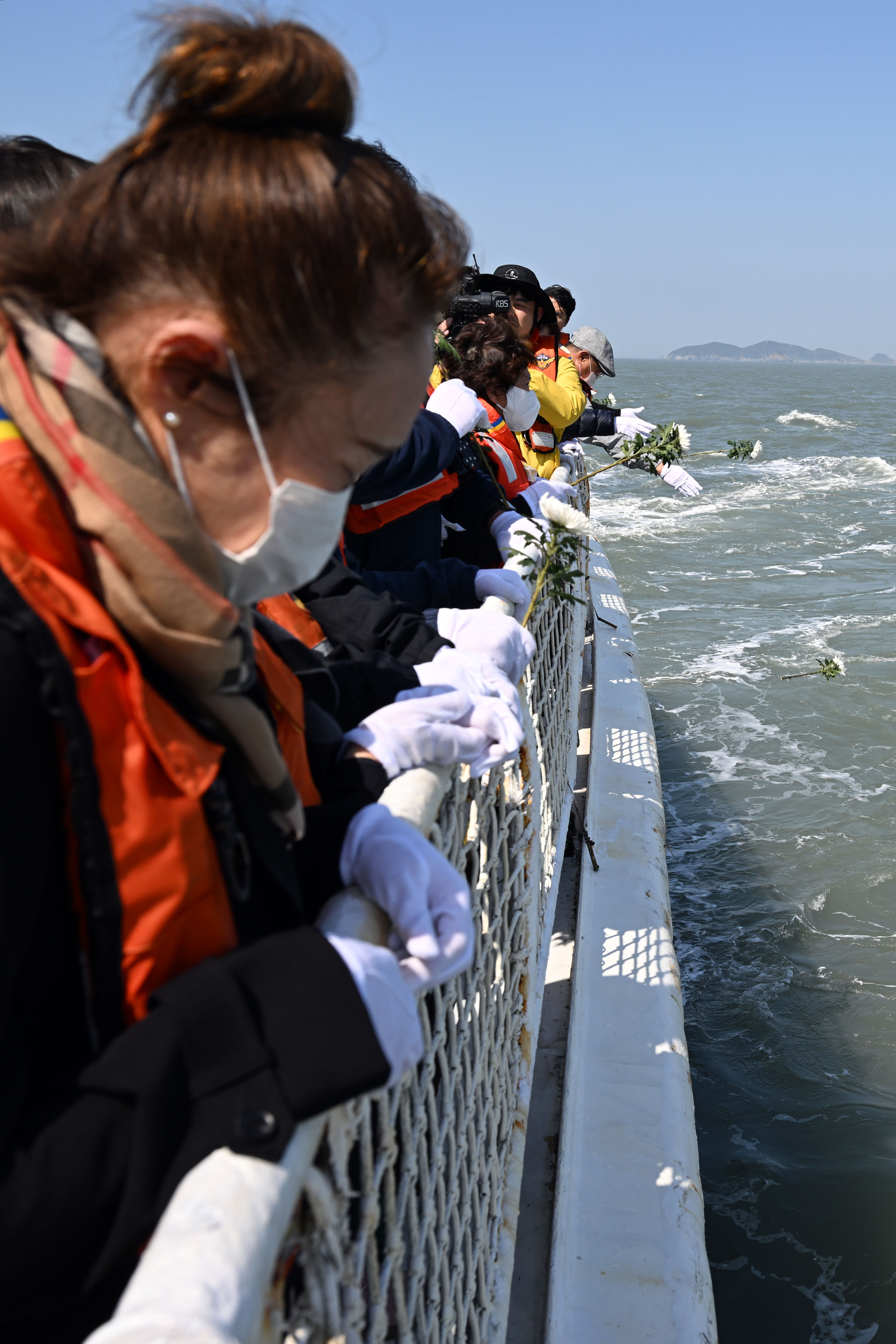 ▲▼世越號船難遺屬們從木浦港出發，搭船前往事故海域獻花。（圖／達志影像）
