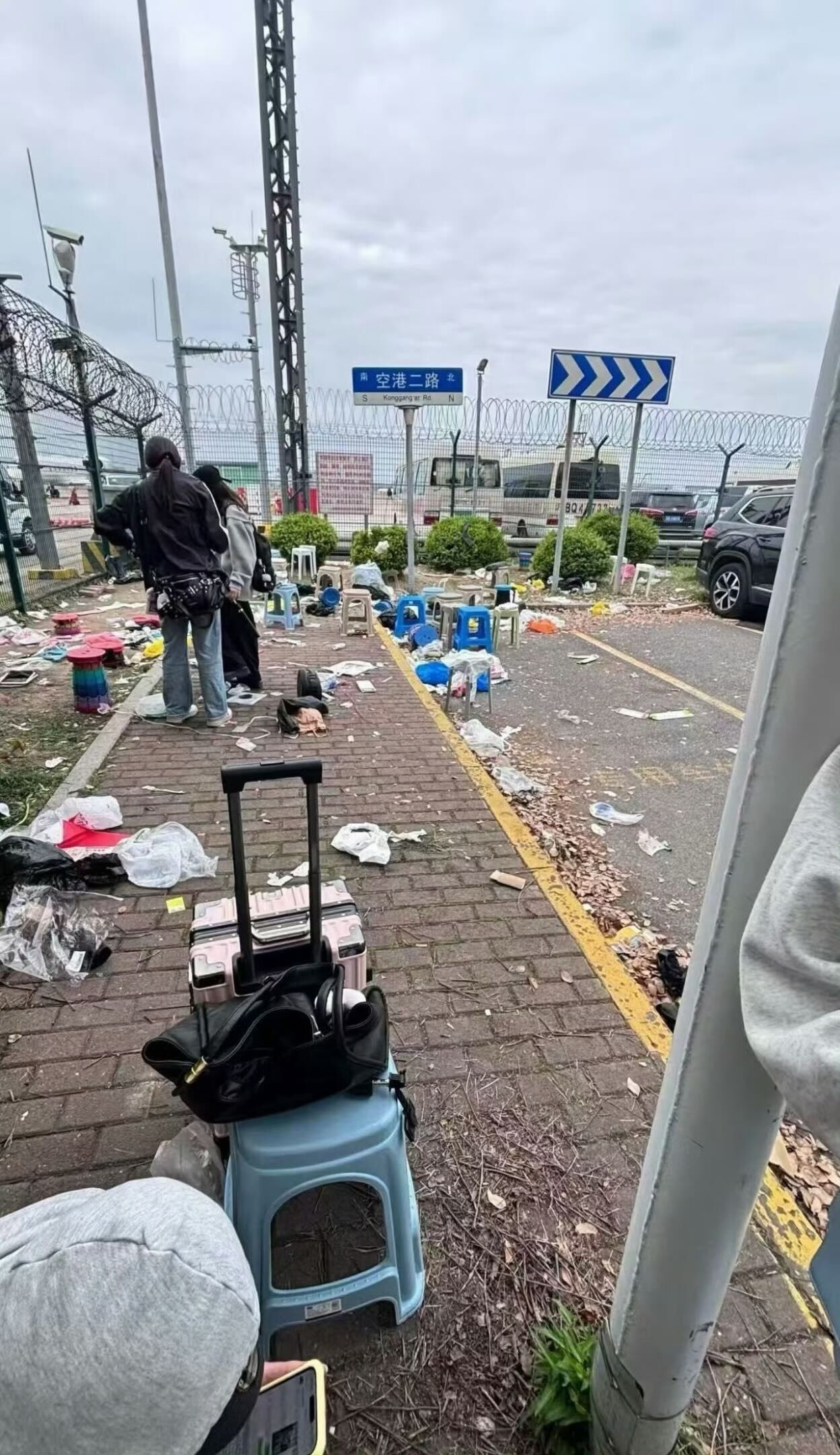 ▲▼韓團CORTIS GO到上海&hellip;炸出50輛私生跟車。（圖／翻攝自微博）