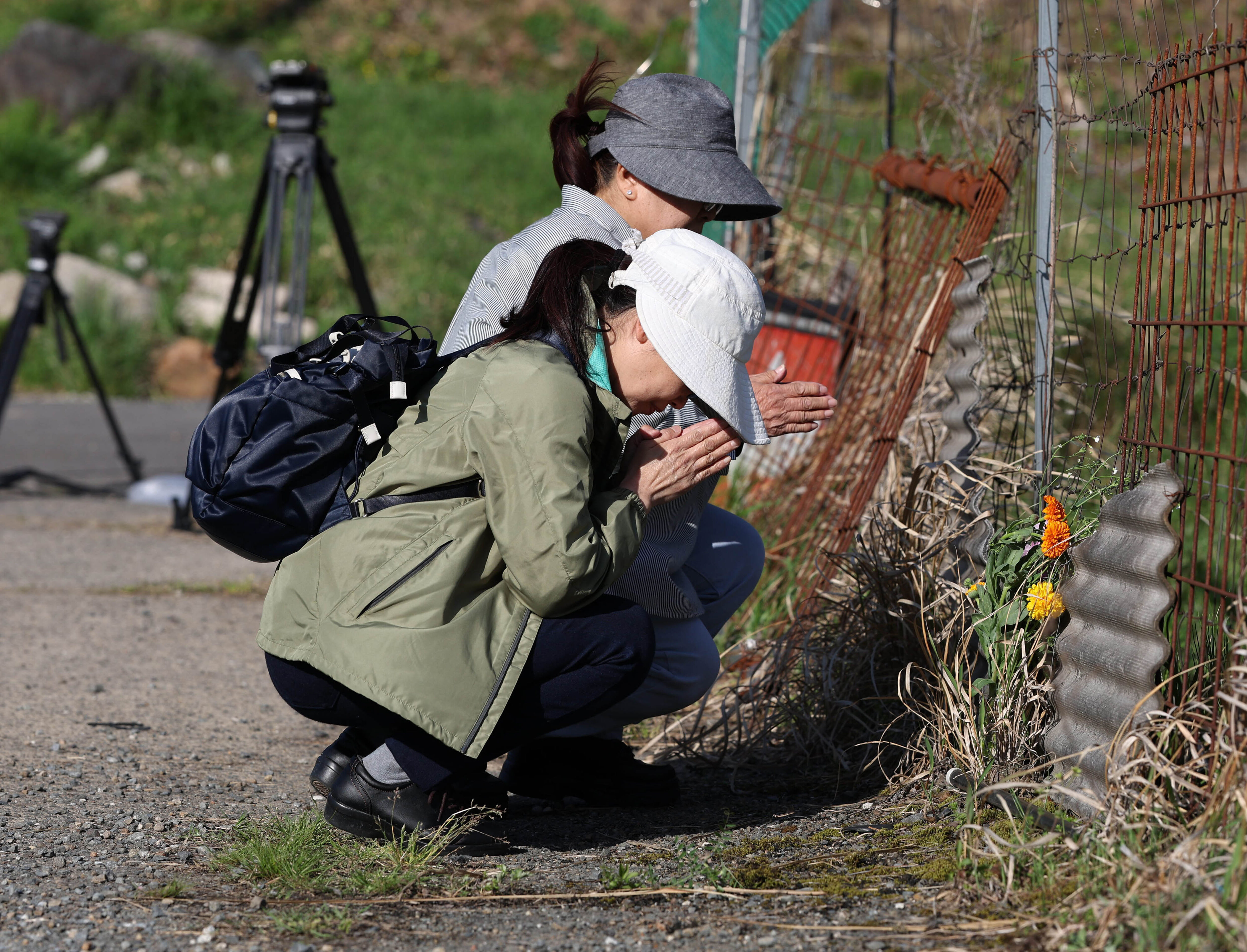 ▲▼11歲男童安達結希遭繼父殺害棄屍京都府南丹市園部町山林，當地民眾前往獻花哀悼。（圖／達志影像／美聯社）