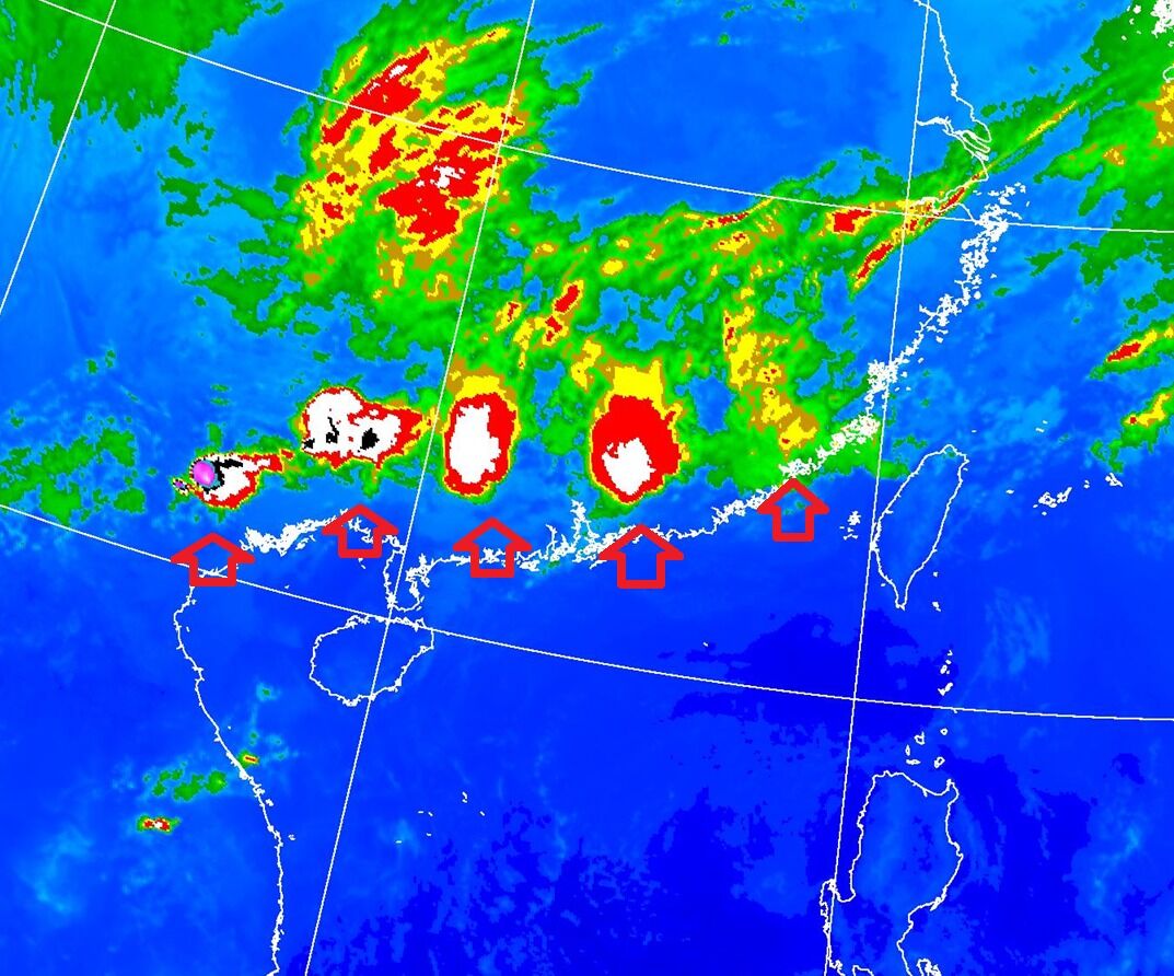 ▲▼排隊的雲團。（圖／取自鄭明典臉書）