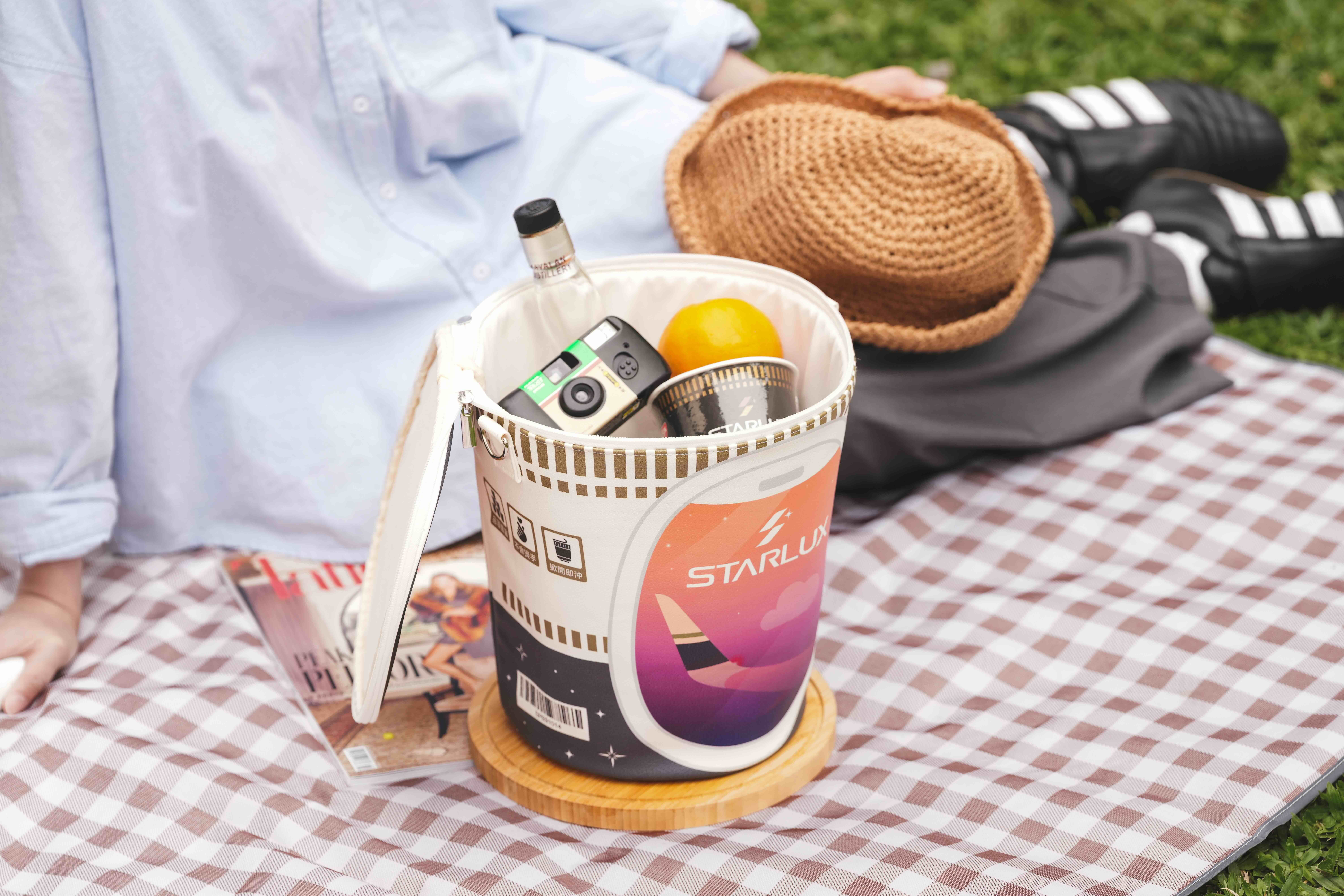 ▲▼星宇航空攜手日清食品推出巨無霸泡麵杯包。（圖／星宇提供）