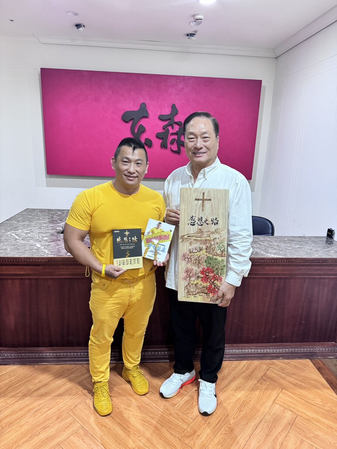 ▲阿凱送書王令麟　背後原因曝光：最感謝一路扶持。（圖／阿凱提供）