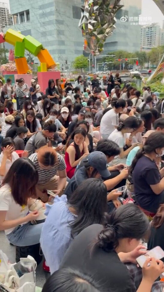 ▲▼離張凌赫最近的一次！深圳商場驚見「夜排人龍」。（圖／翻攝自微博）