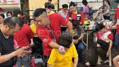 獨／守護香燈腳的暖流！「純芯隨行救護」志工團8天7夜免費推拿