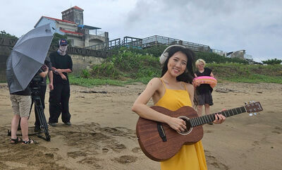 正妹歌手推21字超長歌名！　拍MV遇颱風咬牙淋風雨