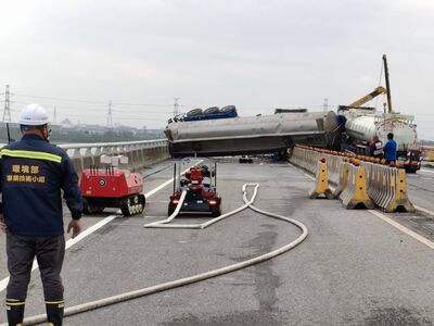 快訊／台61線「醋酸甲酯」流滿地　搶救13hrs預計下午3點通車