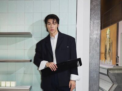 許光漢喇叭褲造型迷人　珠寶耳環當胸針添亮點