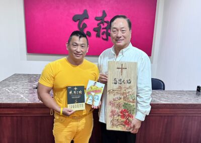 【東森傳愛助更生】阿凱送書給王令麟　《感恩之路》傳遞翻轉力量