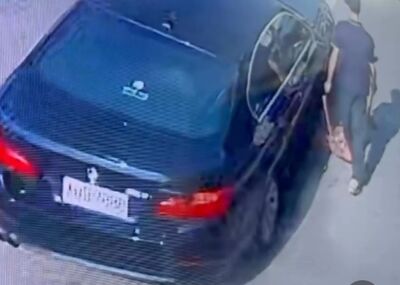 BMW貼身削過「只差3cm」掃地男險被撞死　畚斗擋煞神奇畫面曝