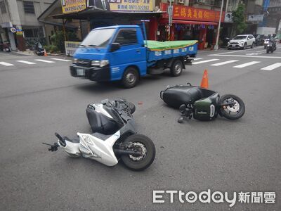 撞擊畫面曝！台中女騎士疑闖紅燈挨撞　2人2車倒臥路口全身傷
