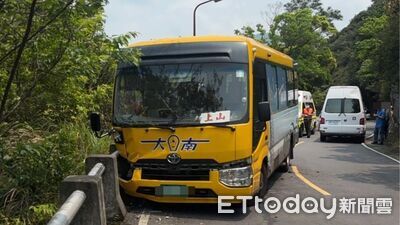 快訊／北投公車打滑撞路邊護欄！17乘客「14人傷」　警消救護中