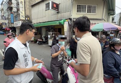 婦攔車嗆「兒子被你當掉」黃國昌掃街瞬間石化　爆笑真相曝