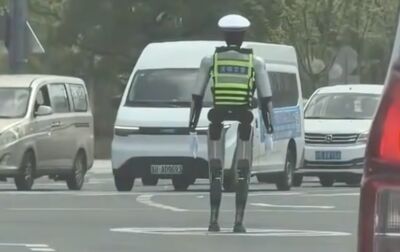 「機器人交警」現身無錫市區指揮交通　小碎步轉身精準手勢全都錄