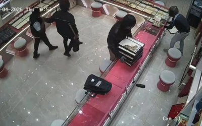 2分鐘被搶7740萬！蒙面嫌制伏保全奪槍　洗劫15公斤金飾逃逸