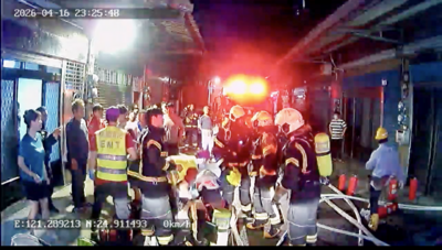 桃園大溪透天厝深夜大火濃煙瀰漫　勇消救出受困祖孫3人送醫