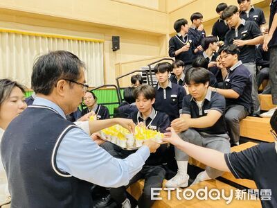 韓國高中生狂喊「愛上台南鳳梨」　黃偉哲進校園推農產拚外交