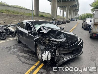 快訊／新北刑大圍捕嫌犯被衝撞　偵防車爛毀...騎士衰遭波及
