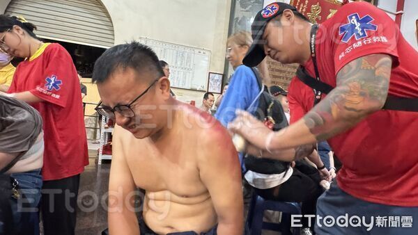▲▼「純芯隨行救護」志工團免費幫香燈腳按摩、整復 。（圖／記者陳以昇翻攝）