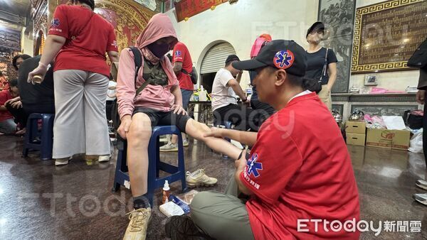 ▲▼「純芯隨行救護」志工團免費幫香燈腳按摩、整復 。（圖／記者陳以昇翻攝）