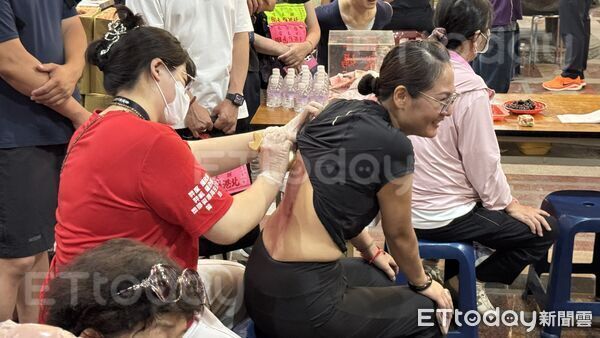 ▲▼「純芯隨行救護」志工團免費幫香燈腳按摩、整復 。（圖／記者陳以昇翻攝）
