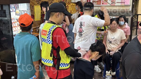 ▲▼「純芯隨行救護」志工團免費幫香燈腳按摩、整復 。（圖／記者陳以昇翻攝）