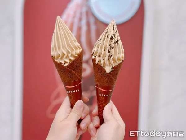▲▼CREMIA推「北海道焦糖海鹽冰淇淋」、「濃脆焦糖黑巧冰淇淋」。（圖／記者蕭筠攝）