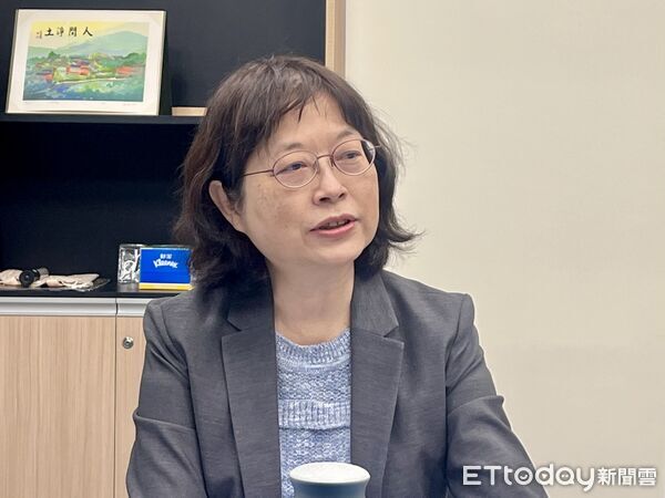 ▲環境部長彭啓明與氣候變遷署長蔡玲儀(見圖)表示，因應中東情勢，開放業者申請碳費展延到年底。（圖／記者許敏溶攝）