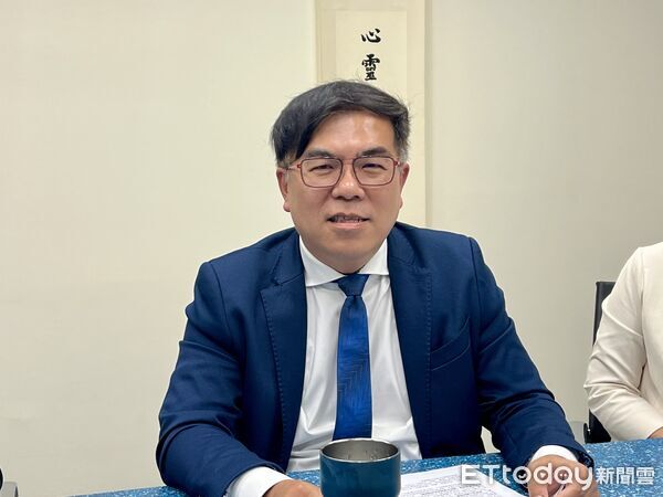 ▲環境部長彭啓明表示，因應中東情勢，開放業者申請碳費展延到年底。（圖／記者許敏溶攝）